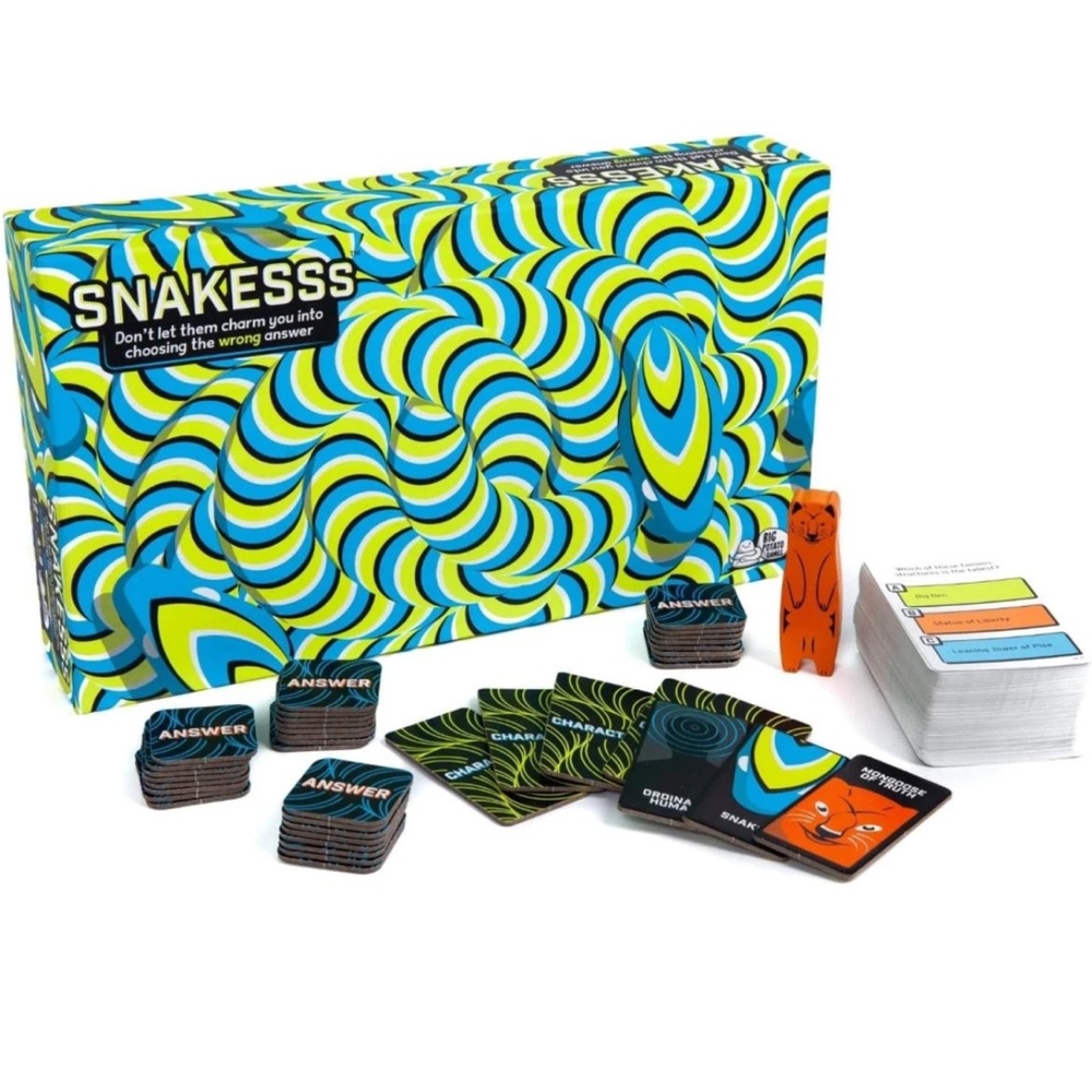 Snakes : A slippery Social Deduction Game for Families and Adults